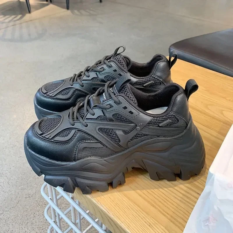 Baskets femme noires en cuir et maille pour l'été - image de produit 2